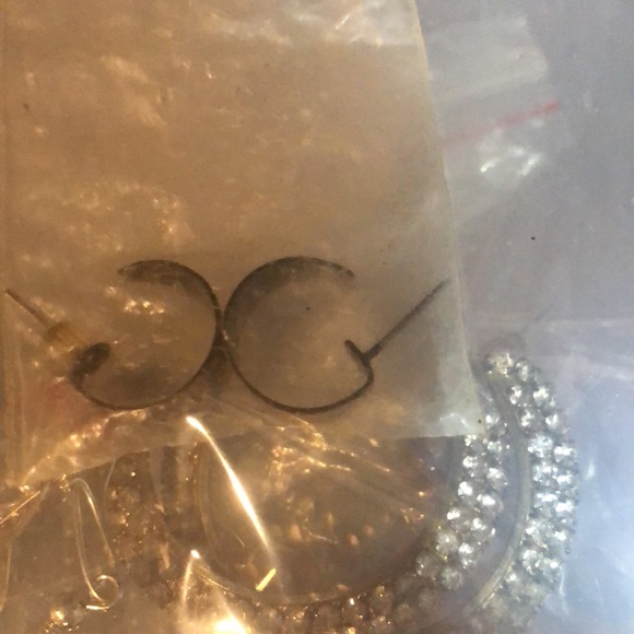 45 pair of earrings with a travel seperator booklet included - Picture 10 of 17